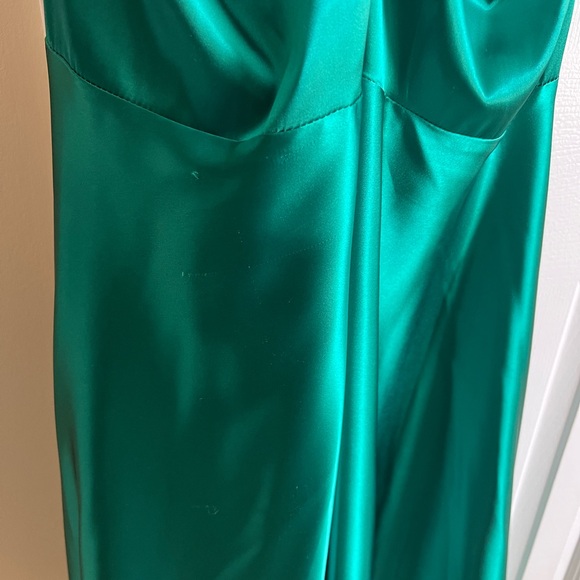 XSCAPE MAXI DRESS SIZE 14 fits like a 12. Has a few pulls as shown in the images - Picture 2 of 5